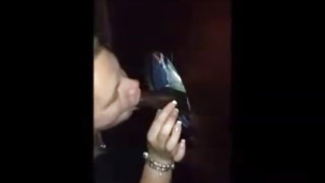 一個紋身的婊子被她的屁股瘋狂地操