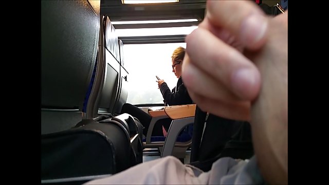 豐富的豐滿黑髮自慰為她的粉絲