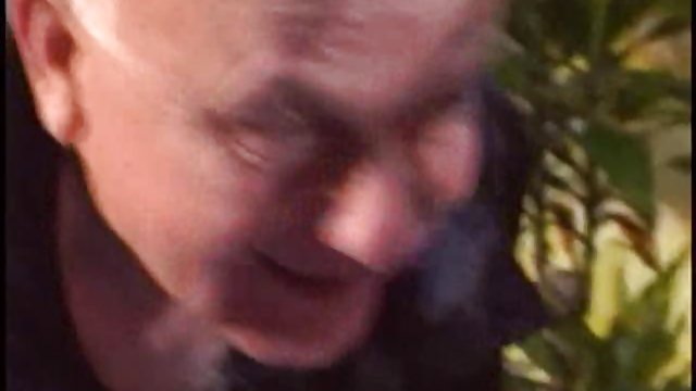 英俊的年輕男子等待他女朋友的妓女的到來