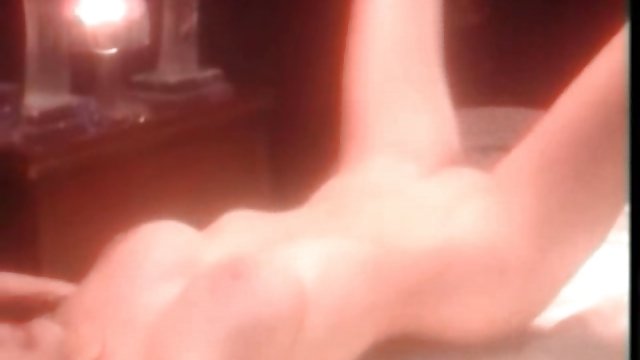 可愛的女孩在狗的位置強烈性交