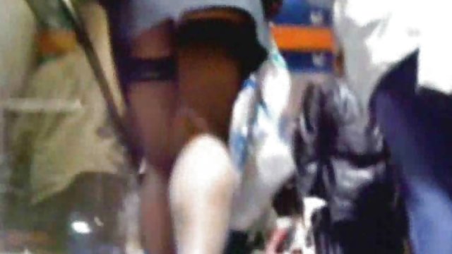 可愛的書呆子年輕女孩第一次體驗黑公雞