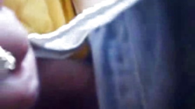 填補她的嘴的一個長的公雞的非職業青少年的女孩