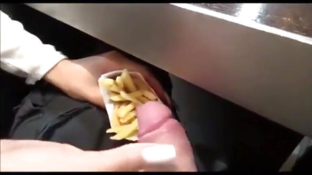 一個黑髮女孩的可愛貓咪