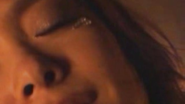 性感成熟在更衣室得到角質