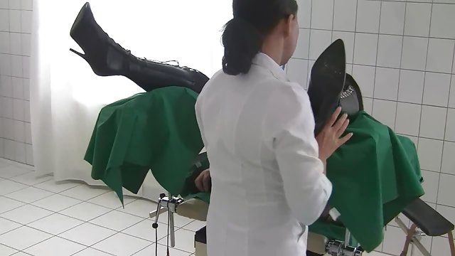 溫柔的芭蕾舞女演員在完全伸展時熱身
