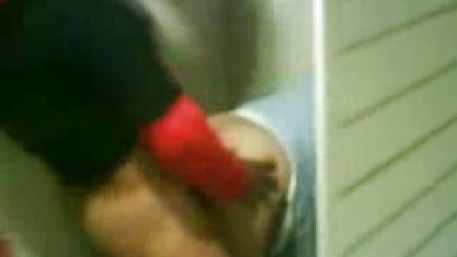 採取堅硬公雞的成熟金發碧眼的女人在更衣室