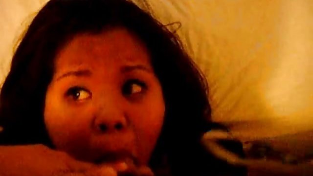 公雞和熱牛奶圍攏的法國成熟婦女