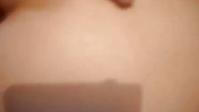 豐滿的黑色慢慢按摩她的陰部