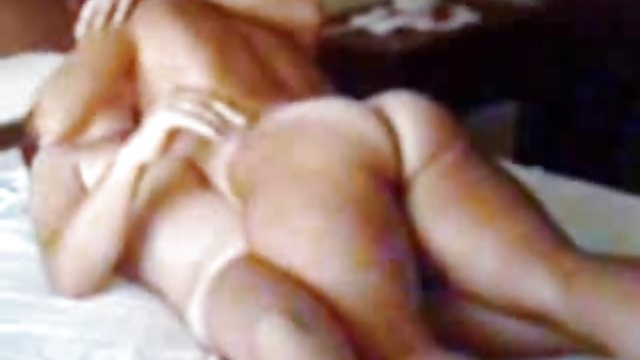 可愛的黑髮青少年賞心悅目的黑色公雞