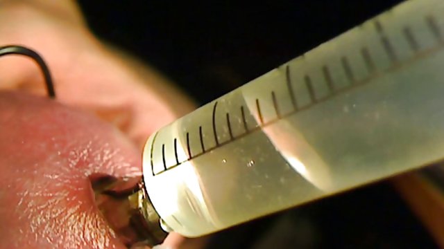 成熟撒尿在浴室和他媽的