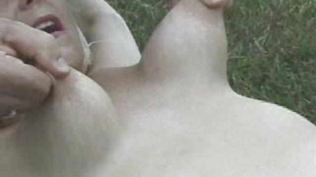 容納貓的逗人喜愛的淺黑膚色的男人