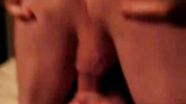 豐富的屁股青少年得到了她媽的男朋友愉快的性交
