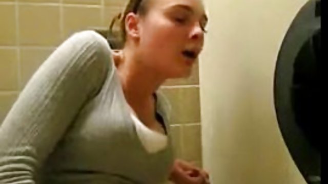 這個成熟的婊子教她踩她屁股的樂趣