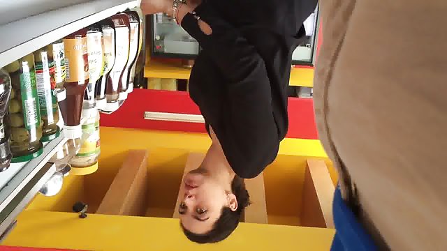削減多汁的金發女郎