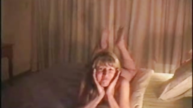 性感的角質金發女郎渴望豐富的公雞